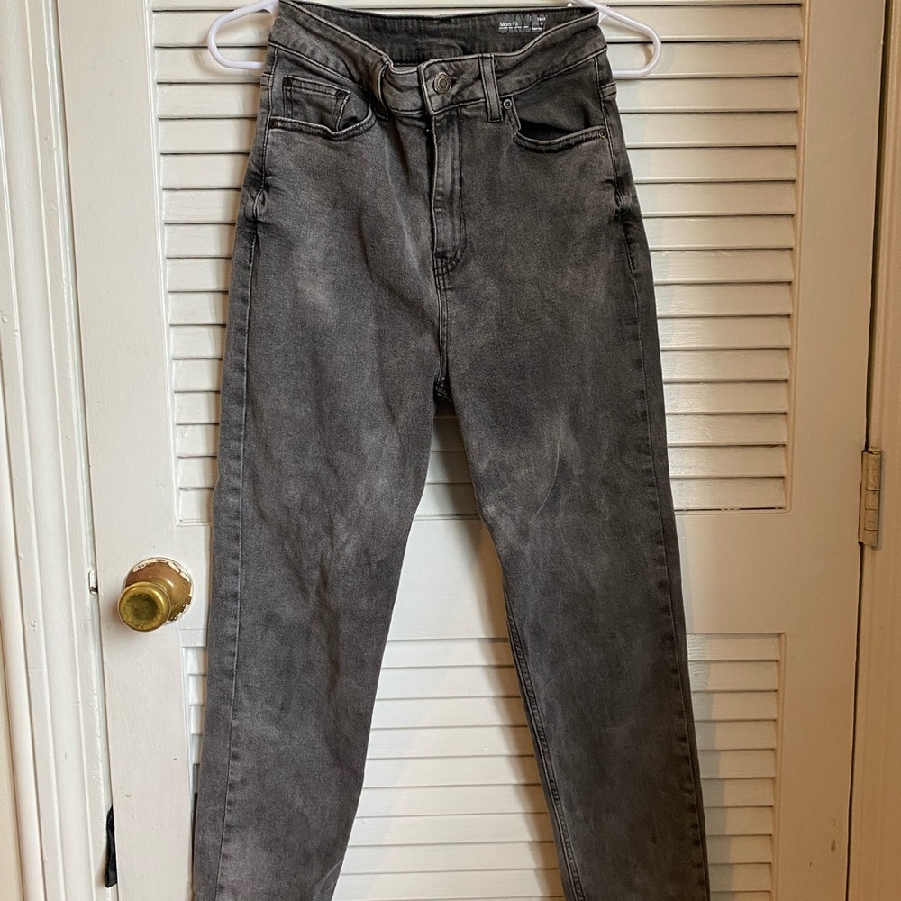 Gray High-Waisted Jeans